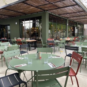 Photo 1 - Restaurant spacieux moderne avec un joli patio végétalisé - La terrasse