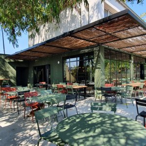 Photo 0 - Spacious modern restaurant with a pretty green patio - La terrasse