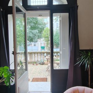 Photo 0 - Salon dans maison bourgeoise avec cachet - Porte fenêtre donnant sur une terrasse, idéale pour les équipes techniques
