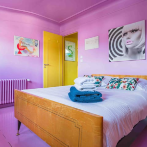 Photo 13 - Villa unique Casa di Roma aux portes Paris  - Chambre rose avec sa salle de bain, douche et lavabo 