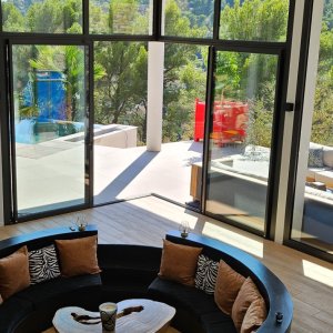 Photo 7 - Villa d'architecte vue mer et montagne  - Salon intérieur pouvant accueillir 12 personnes