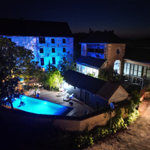 Photo 3 - Maison atypique d'hôtes et de séminaires à 20 min de la Rochelle - La maison vue de l'extérieur la nuit