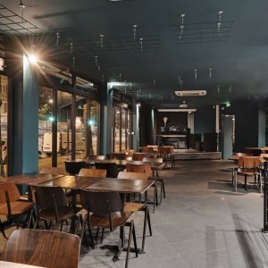 Photo 10 - Restaurant with stage - Restaurant avec scène et baie vitrée donnant sur la terrasse