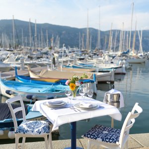 Photo 1 - Restaurant italien niché sur le vieux port de Saint Jean Cap Ferrat - Table en bord de mer sur le quai du vieux port 