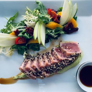 Photo 22 - Restaurant italien niché sur le vieux port de Saint Jean Cap Ferrat - Tataki de thon en croûte de sésame et sa salade gourmande