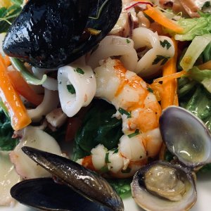 Photo 24 - Restaurant italien niché sur le vieux port de Saint Jean Cap Ferrat - Salade de la mer: calamars, gambas, palourdes, moules et salade