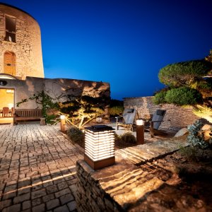 Photo 28 - Authentic mill on the cliffs of Bonifacio, 420 m² villa with heated indoor swimming pool - La terrasse au soir