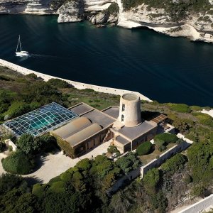 Photo 0 - Authentique Moulin sur les falaises de Bonifacio, villa de 420 m² avec piscine intérieure chauffée - Vue du moulin