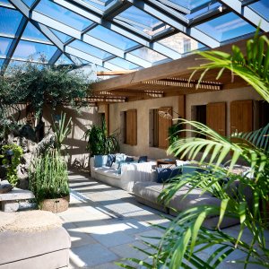 Photo 4 - Authentique Moulin sur les falaises de Bonifacio, villa de 420 m² avec piscine intérieure chauffée - Détail décoration, espace sous la verrière