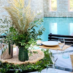 Photo 7 - Authentique Moulin sur les falaises de Bonifacio, villa de 420 m² avec piscine intérieure chauffée - Table sous la verrière.