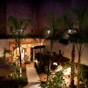 Photo 10 - Magnifique Riad en plein cœur de la médina de Marrakech - Vue du jardin extérieur du Rad de nuit