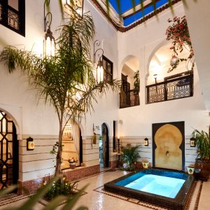Photo 0 - Magnifique Riad en plein cœur de la médina de Marrakech - Vue de l'intérieur du Riad et du bain à remous