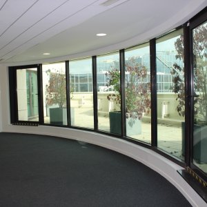 Photo 6 - Espace exceptionnel pour événements avec vue imprenable  - Intérieur de la salle avec les baies vitrées qui donnent sur la terrasse 
