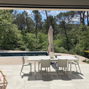 Photo 4 - Villa moderne avec piscine - Espace repas au bord de la piscine