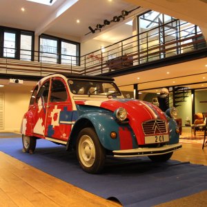 Photo 8 - Loft unique et atypique de 600m² à Paris - Loft - exposition d'un véhicule