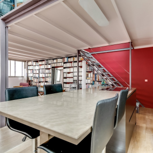 Photo 2 - Loft industriel chaleureux  - autre vue de la cuisine, et bibliothèque