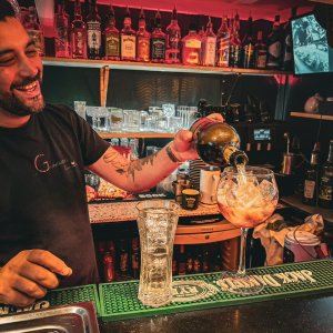 Photo 1 - Bar cocktails, repas, musique et comedy club - 