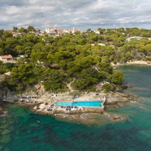 Photo 0 - Sublime Parc Provençal au cœur d'une pinède avec vue mer offrant restauration et hébergement - Le domaine