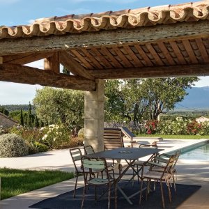 Photo 15 - Jardin méditerranéen d'un Domaine viticole en Provence avec piscine - Pool house avec espace salle à manger d'été, évier, plancha et plan de travail