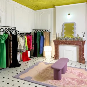 Photo 2 - Luxury showroom in the heart of Marseille - Pièce principale, portants pour vêtements, moulures au plafond, cachet haussmannien
