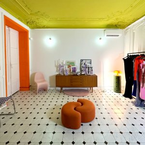 Photo 3 - Luxury showroom in the heart of Marseille - Pièce principale, portants pour vêtements, moulures au plafond, cachet haussmannien