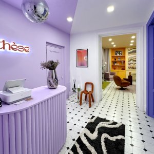 Photo 5 - Luxury showroom in the heart of Marseille - Entrée avec comptoir colorée, accueillante