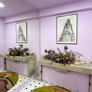 Photo 11 - Showroom de luxe au cœur de Marseille - Pièce d'essayage, grand miroir et vasque ancienne décorative