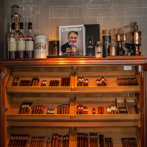 Photo 26 - Hidden bar with cigar smoker and barbershop - 