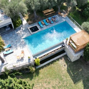 Photo 1 - Terrasse et jardin provençale avec piscine et cuisine professionnelle - La maison et la piscine