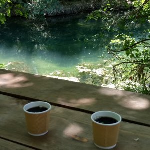 Photo 6 -  Grand terrain naturel en bord de rivière - La sérénité d'un petit café en bord de rivière sous les grands arbres