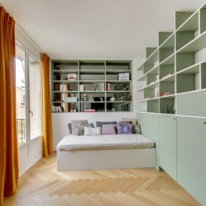 Photo 8 - Appartement design et spacieux à deux pas de Montmartre - Bibliothèque, banquette 160x200 peut se transformer en lit. Un bureau fixe se situe dans la bibliothèque ainsi qu’une télévision grand écran. 