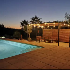 Photo 4 - Villa avec belle piscine et grand jardin extérieur - Vue nocturne