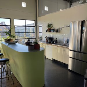 Photo 19 - Loft & Rooftop - cuisine ouverte avec bar sur salon 130 m²