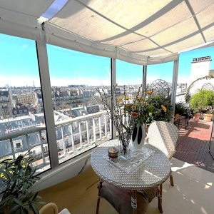 Photo 2 - Duplex-terrasse-roof top avec vue époustouflante sur le Skyline parisien - Véranda intimiste (6 m²) orientée plein ouest avec vue sur Paris et accès sur balcon (6m²) du 10éme étage. La balcon dispose de 2 petites tables (X2 personnes)
