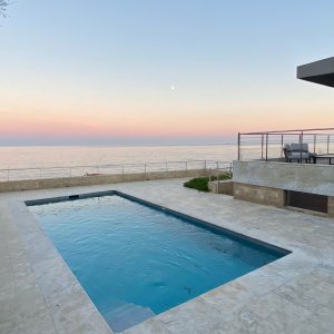 Photo 3 - Villa d'architecte, pieds dans l'eau avec port privé et accès privé plage - Vue de la piscine au coucher du soleil