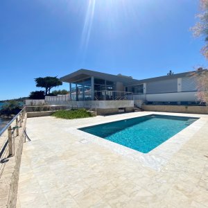 Photo 4 - Villa d'architecte, pieds dans l'eau avec port privé et accès privé plage - Terrasse autour de la piscine