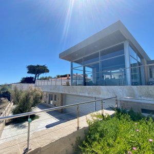 Photo 8 - Villa d'architecte, pieds dans l'eau avec port privé et accès privé plage - Terrasse en bas de la piscine