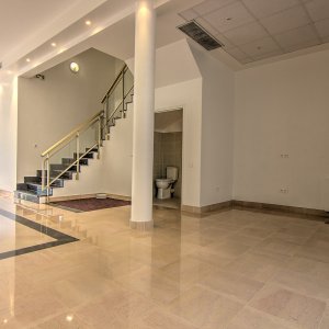 Photo 8 - Hall spacieux de 290m² sur trois niveaux - RDC - escalier vers étage 1