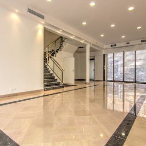 Photo 7 - Hall spacieux de 290m² sur trois niveaux - RDC - escalier vers étage 1