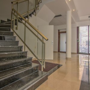 Photo 9 - Hall spacieux de 290m² sur trois niveaux - RDC - escalier vers étage 1