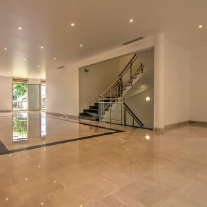 Photo 17 - Hall spacieux de 290m² sur trois niveaux - Etage 1 - escalier vers étage 2