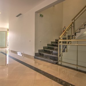 Photo 18 - Hall spacieux de 290m² sur trois niveaux - Etage 1 - escalier vers étage 2