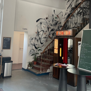 Photo 2 - Espace Bar / Restaurant dans une ancienne poste (180 m²) - Escalier et fresque de Lask