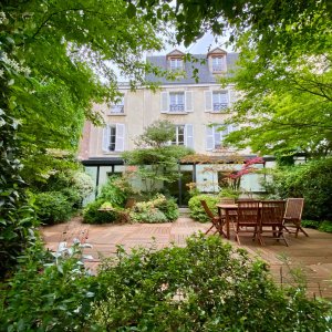 Photo 0 - Cocon de verdure en plein XVIème à Paris - La maison côté jardin avec la terrasse en bois