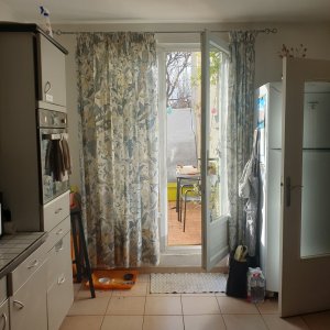 Photo 2 - La petite maison du 93 - Porte fenêtre de la cuisine 