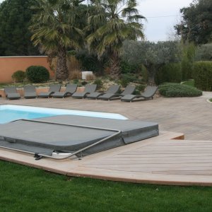 Photo 3 - 400 m² of terrace around a swimming pool in a 4000 m² garden  - terrasse autour de la piscine et du jacuzzi 