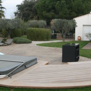 Photo 4 - 400 m² de terrasse autour d'une piscine dans un jardin de 4000 m²  - terrasse de plain pied jusqu'a la villa.