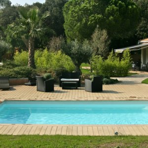 Photo 0 - 400 m² de terrasse autour d'une piscine dans un jardin de 4000 m²  - terrasse en  parquet de plain pied autour de la piscine et du jacuzzi 
