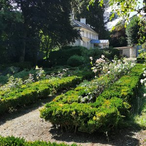 Photo 8 - Jardin classé d'exception de 10 000 m² à 20 min de Paris  - maison vue du jardin à la française et de la roseraie