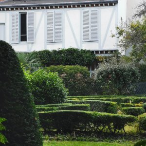 Photo 9 - Jardin classé d'exception de 10 000 m² à 20 min de Paris  - maison voisine vue du jardin à la française